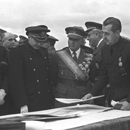 Pedro Muguruza, Franco-ri azalpenak emanez (eskumatik lehena)